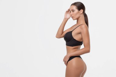 Yan görünümü baştan çıkarıcı genç kadının gözleri siyah iç çamaşırı daimi stüdyoda kapalı