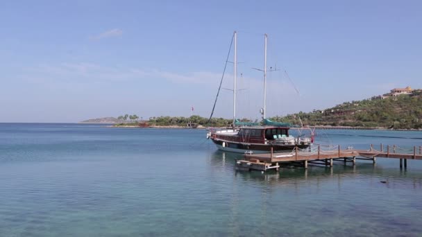 Le navi salpano nella baia. Posto barca . — Video Stock