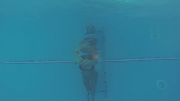 Mujer joven nadando en la piscina — Vídeos de Stock