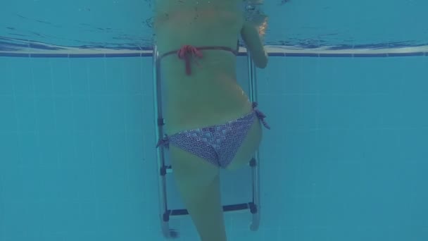 离开游泳池的湿妇女 — 图库视频影像