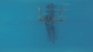 Havuzda yüzen genç bir kadın