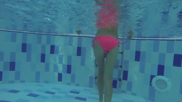 Wet woman leaving swimming pool — Stock Video