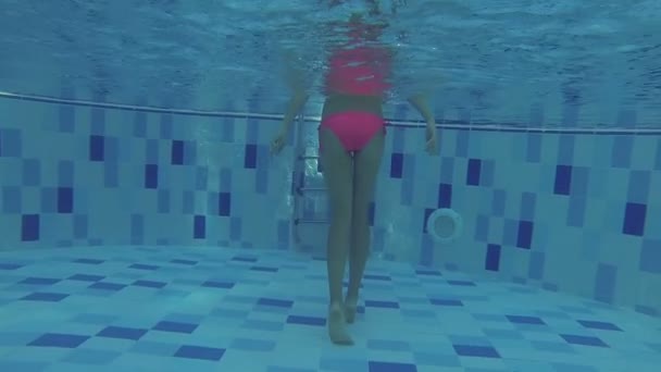 Natte vrouw verlaten zwembad — Stockvideo