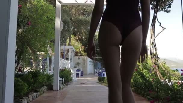 Belle fille mince en lingerie marchant dans le jardin — Video