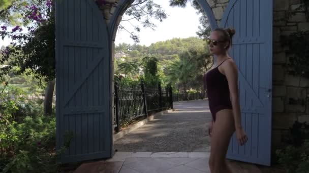 Bella ragazza snella in lingerie che cammina in giardino — Video Stock