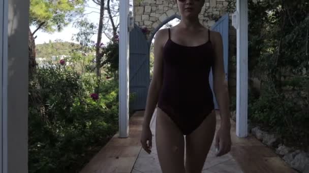 Bella ragazza snella in lingerie che cammina in giardino — Video Stock