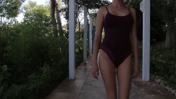 Vacker smal flicka i underkläder promenader i trädgården — Stockvideo