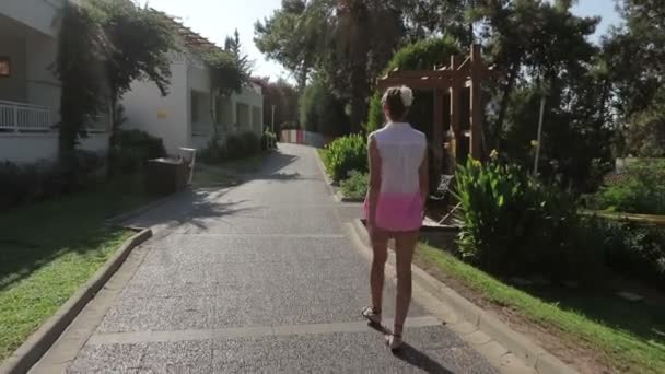 Bella ragazza che cammina per l'hotel — Video Stock