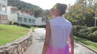 Güzel kız otel çevresinde yürüyüş