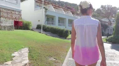 Güzel kız otel çevresinde yürüyüş
