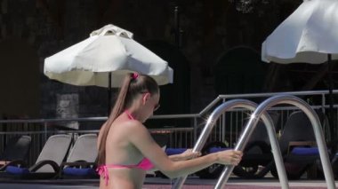 Havuzdan büyük seksi göğüsler ile seksi kız gelir