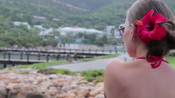 Девушка, гуляющая по набережной в отпуске — стоковое видео