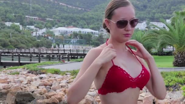 Sexy Jonge Vrouw Wandeling Langs Een Boulevard Met Uitzicht Een — Stockvideo