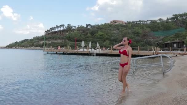 Meisje wandelen langs de promenade op vakantie — Stockvideo