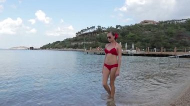 Kız gezinti yerinde tatil boyunca yürüyüş