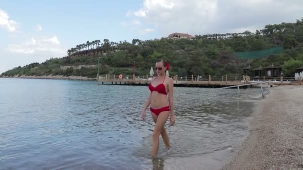 Menina andando ao longo do calçadão de férias — Vídeo de Stock