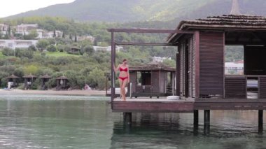 Kız su bungalov
