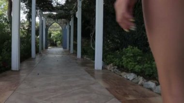 Güzel ince kız bahçede yürüyüş iç çamaşırı