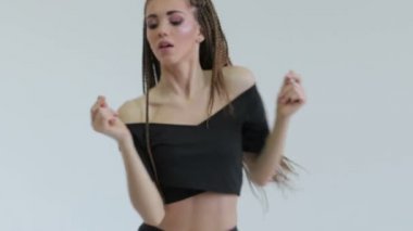 Gri arka planda dans eden kız