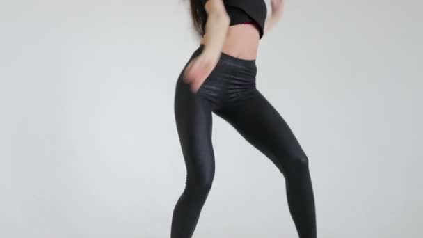 Chica bailando sobre un fondo gris — Vídeo de stock