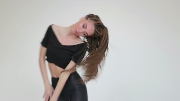 Девушка танцует на сером фоне — стоковое видео