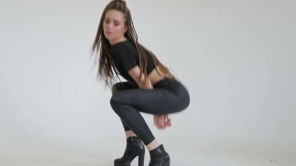 Dziewczyna taniec na szarym tle — Wideo stockowe