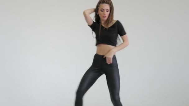 Meisje dansen op een grijze achtergrond — Stockvideo