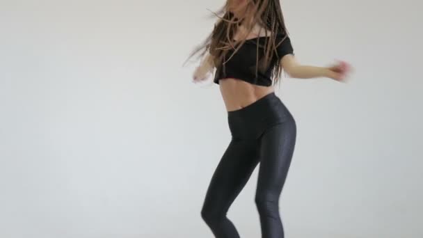 Chica bailando sobre un fondo gris — Vídeos de Stock