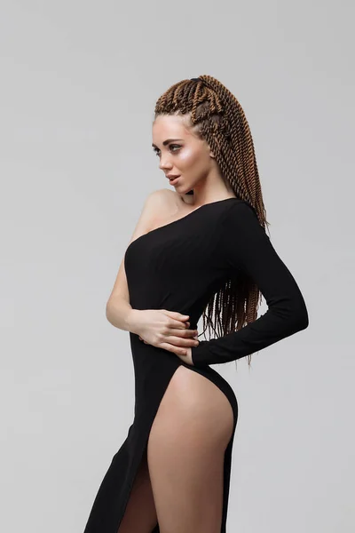 Vista Laterale Sensuale Giovane Femmina Con Lunghi Dreadlocks Indossa Incredibile — Foto Stock