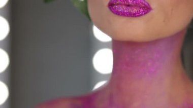 Çiçekler ve parlak makyaj kadın ile