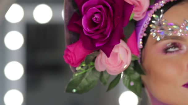 Γυναίκα με λουλούδια και λαμπερό μακιγιάζ — Αρχείο Βίντεο