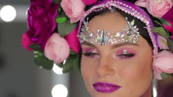 Mujer con flores y maquillaje brillante — Vídeo de stock