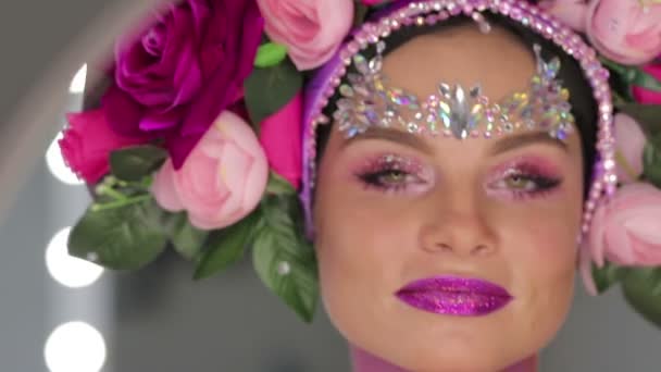 花と明るい化粧女性 — ストック動画
