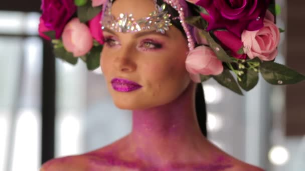 Vrouw met bloemen en lichte make-up — Stockvideo