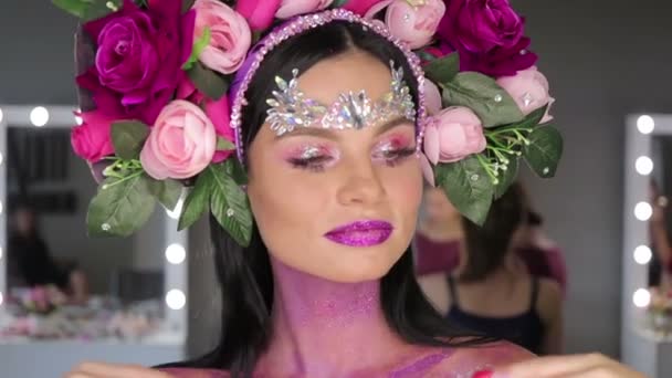 Γυναίκα με λουλούδια και λαμπερό μακιγιάζ — Αρχείο Βίντεο