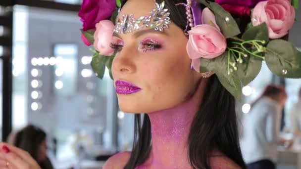 Žena s květinami a světlý make-up