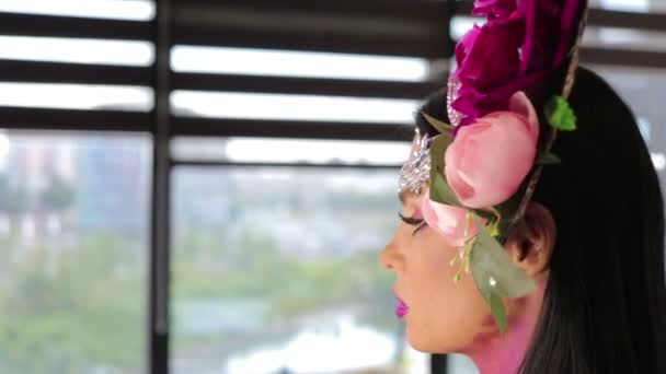 Mujer con flores y maquillaje brillante — Vídeo de stock