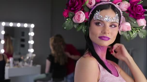 Женщина с цветами и ярким макияжем — стоковое видео