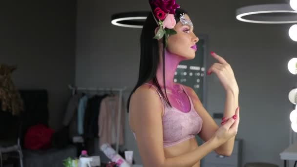 Mujer con flores y maquillaje brillante — Vídeo de stock