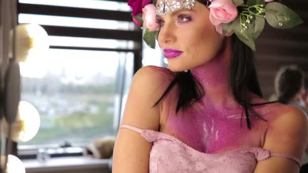 Donna con fiori e trucco luminoso — Video Stock