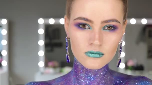 Het meisje met prachtig haar en fantastische make-up — Stockvideo