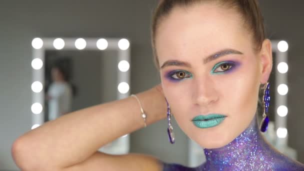 Девушка со сказочной прической и фантастическим макияжем — стоковое видео