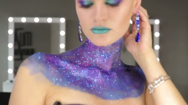 Het meisje met prachtig haar en fantastische make-up — Stockvideo