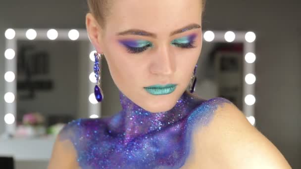 Het meisje met prachtig haar en fantastische make-up — Stockvideo