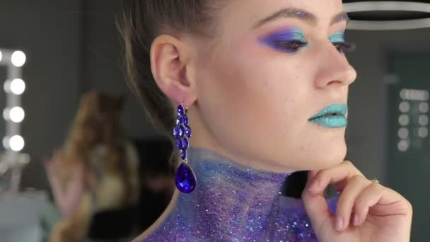 La fille aux cheveux fabuleux et au maquillage fantastique — Video