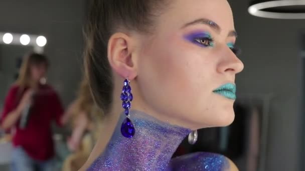 Het meisje met prachtig haar en fantastische make-up — Stockvideo