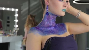 Kız muhteşem saçlı ve fantastik makyaj