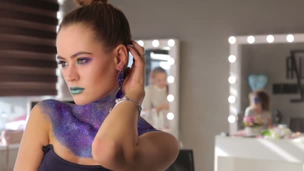 Das Mädchen mit den fabelhaften Haaren und dem fantastischen Make-up — Stockvideo