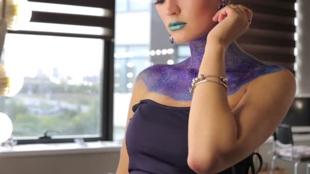 Het meisje met prachtig haar en fantastische make-up — Stockvideo