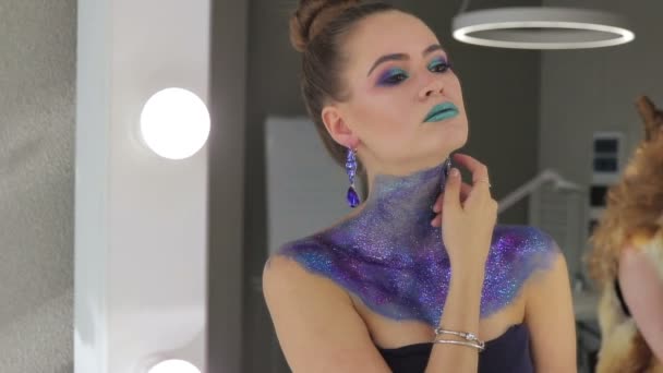 Flickan Med Utmärkt Hår Och Fantastiska Makeup — Stockvideo